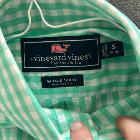 vineyard vines boys shirt in like new condition- worn once - Picture 2 of 2